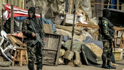Cameroun : L&#039;armée ramasse aussi les ordures dans les zones de conflit