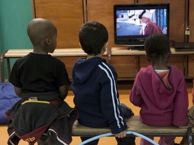 Vacances scolaires : les programmes des chaînes de télévision aguichent les jeunes