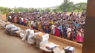 Le BIR offre du matériel didactique à l&#039;école primaire de Kumba Mbeng