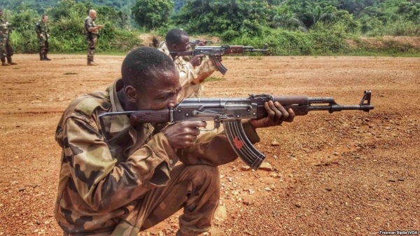 Afrique: la France remet 1.400 fusils d&#039;assaut à l&#039;armée centrafricaine