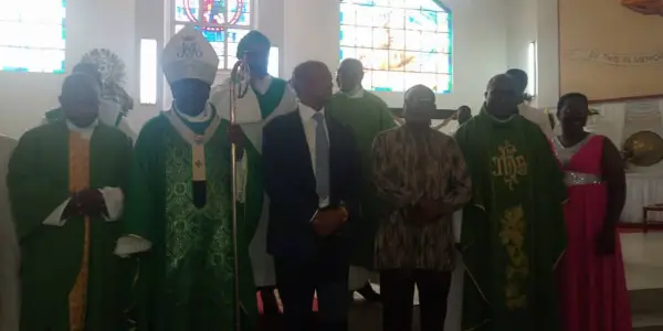 Patrice Motsepe le président de la CAF a fait un don de 200 000 dollars US à la paroisse St Joseph de Mvog Ada