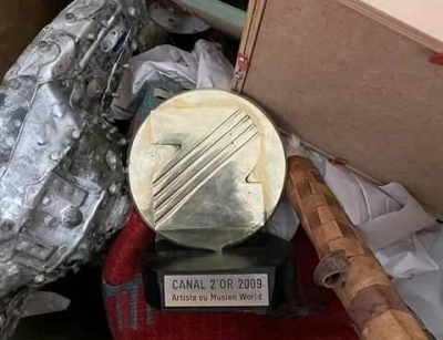 Richard Bona jette son Canal d’Or remporté il y a 11 ans à la poubelle